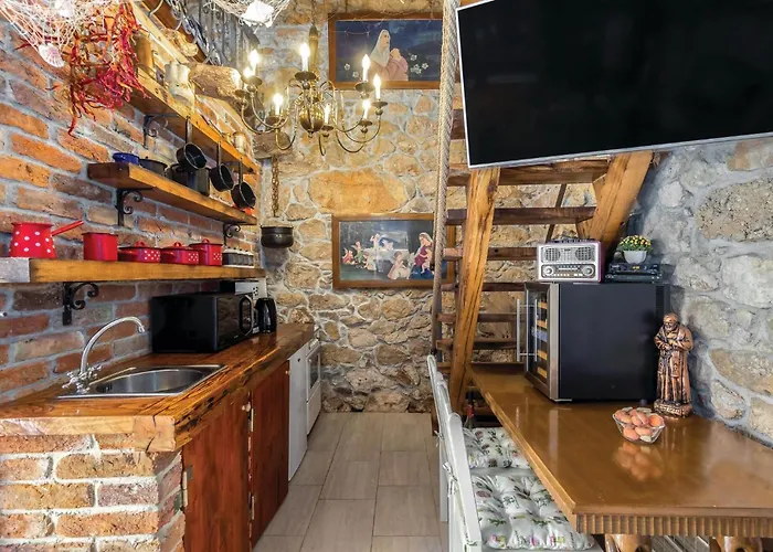 Vakantiehuis 1 Bedroom Awesome In Drivenik