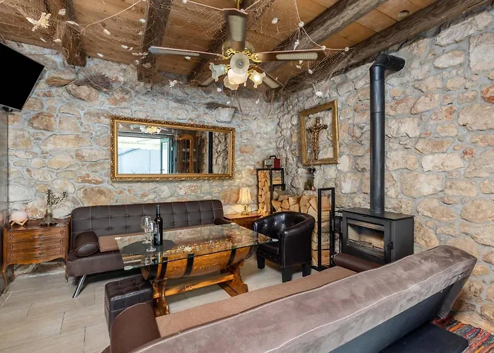 Vakantiehuis 1 Bedroom Awesome In Drivenik