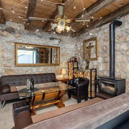 Vikendica 1 Bedroom Awesome In Drivenik